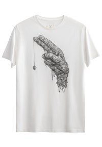 Witte katoenen t-shirt met een grafiek van een hand gemaakt van verweven lijnen, met een hangend object, dat de complexe details accentueert.