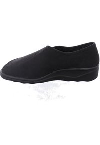 Scarpa slip-on nera in morbido camoscio, con punta arrotondata e tacco in gomma basso. Il design è minimalista, senza hardware visibile.