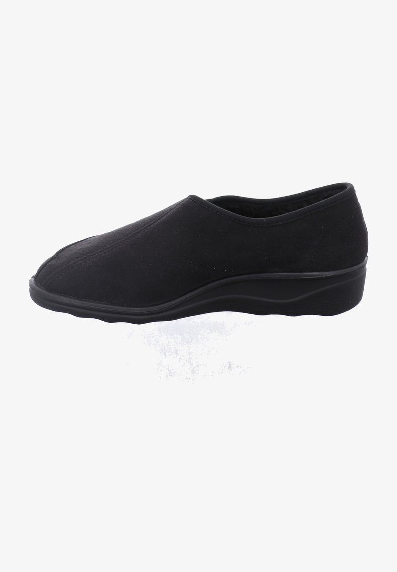 Černá nazouvací bota vyrobená z měkkého semiše, s kulatou špičkou a nízkým gumovým podpatkem. Design je minimalistický, bez viditelného kování.