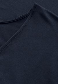 Czarna granatowa koszulka z gładką teksturą, wykończona dekoltem w serek i starannie zszytymi brzegami, charakteryzująca się minimalistycznym stylem bez wzorów.