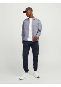 Jack & Jones JPSTKANE JJNOAH CUFFED - Reisitaskuhousut - dark navy