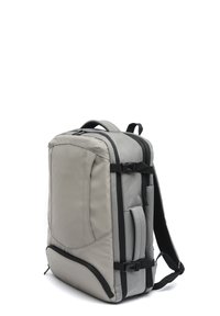 Harmaa ja musta reppu, jossa on useita lokeroita, sivukahvat, säädettävät olkahihnat ja solkilukot, esitetty pystyasennossa valkoisella taustalla.