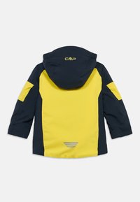 Detská zateplená bunda s kapucňou, žltými centrálnymi panelmi a navej modrými rukávmi, bokmi a kapucňou, s malým logom na kapucni a reflexnými detailmi vzadu.