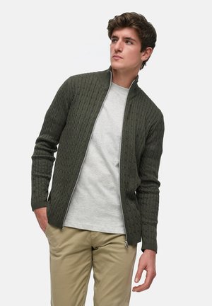 Kronstadt CABLE - Strickjacke - army mix