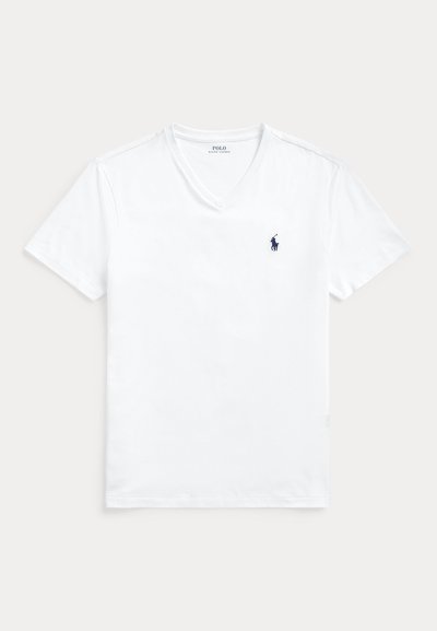 Biele tričko s krátkym rukávom a výstrihom do V s malým tmavomodrým logom Polo Ralph Lauren na ľavej strane hrudníka, zobrazené rozložené na svetlom pozadí.