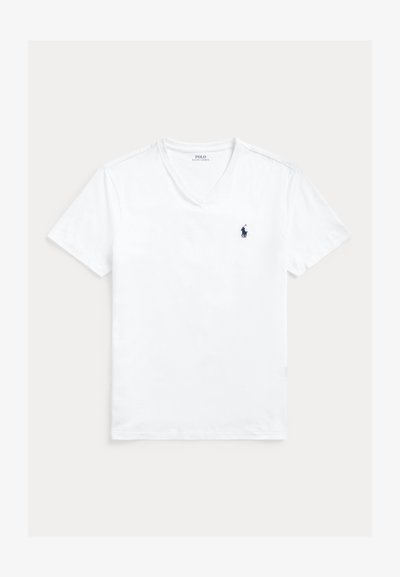 Biele tričko s krátkym rukávom a výstrihom do V s malým tmavomodrým logom Polo Ralph Lauren na ľavej strane hrudníka, zobrazené rozložené na svetlom pozadí.
