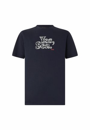 Marineblauwe katoenen t-shirt met korte mouwen, met de tekst "Yes, Sea." in het wit, met rode accenten, en een ronde halslijn.