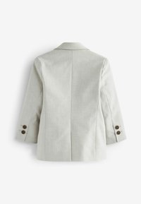 Blazer gris clair, design ajusté, col à revers, manches trois quarts avec deux accents de boutons marron, tissu à texture lisse, détail de couture au dos.