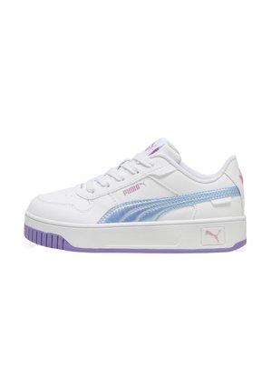 Zapatilla blanca con acentos en azul pastel y púrpura. Presenta una franja lateral texturizada, punta redonda y una suela de goma con borde estriado.