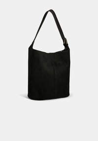 Schwarze Wildleder-Schultertasche mit runder Form, glatter Textur und einem einzelnen verstellbaren Tragegurt. Verfügt über ein minimalistisches Design mit dezenten Nähten.
