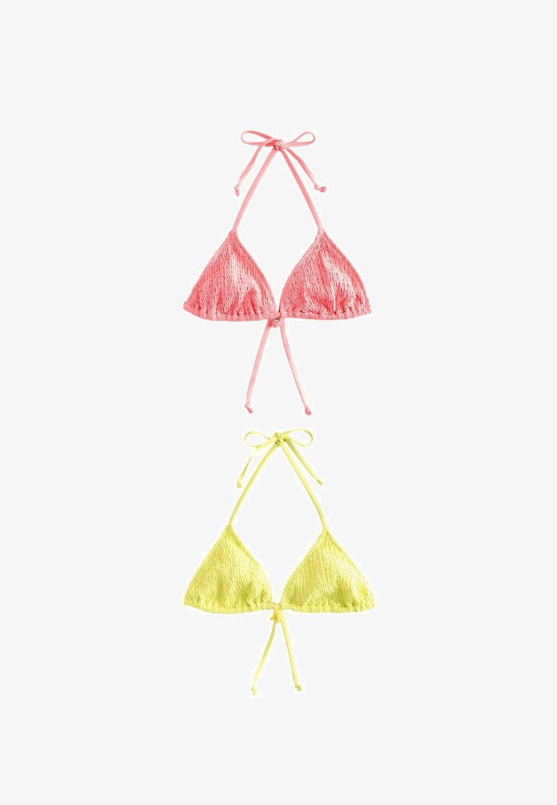 Twee bikini tops met textuur in driehoekvorm, één koraalroze en één licht limoengroen, elk met een halternek en striksluitingen op een witte achtergrond.