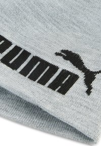 Beanie grigio a maglia con logo nero e pattern testuale, caratterizzato da una texture morbida e una forma arrotondata.