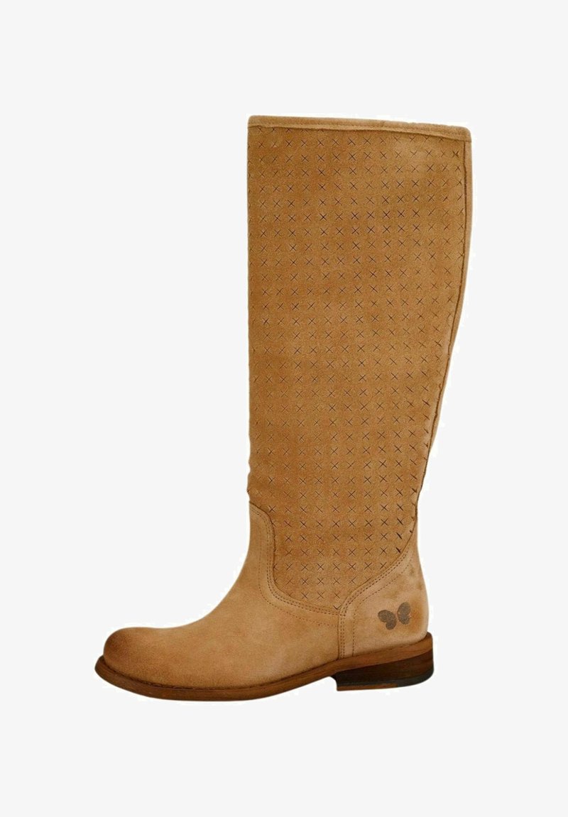 Hellebeige Wildlederstiefel mit einem strukturierten Obermaterial, das ein Muster aus kleinen Kreuzen aufweist. Braune Sohle mit einem Schmetterlingslogo als Akzent.