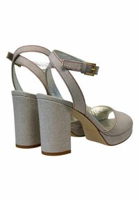 Sandales plateforme en tissu gris avec un large talon bloc, dotées d'un bout fermé, d'une bride au niveau de la cheville et de détails de couture rouge contrastants.