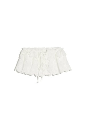 Crop top blanc à épaules dénudées avec bords à volants, broderie anglaise et lien coulissant à l'avant.