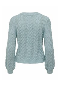 Pull en maille torsadée bleu clair avec un motif texturé, des poignets côtelés et un col rond. Le revers révèle des détails complexes dans le tissu.