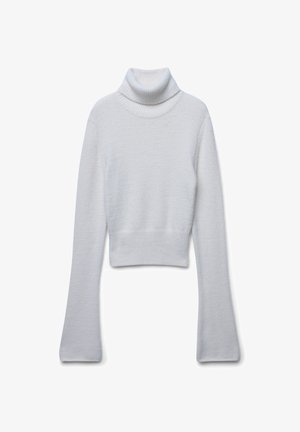 Jasnoszary sweter w golfa, krótki fason, żebrowany kołnierz i dół, długie dzwonowe rękawy, miękka tekstura, minimalne zdobienia, gładki kolor.