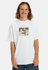 Camiseta de algodón blanca con un diseño gr�áfico que incluye rosas, patrones de rejilla y una estrella. Mangas cortas y un corte relajado.
