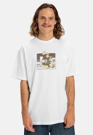 Weißes Baumwoll-T-Shirt mit einem grafischen Design aus Rosen, Netzmustern und einem Stern. Kurze Ärmel und eine lockere Passform.