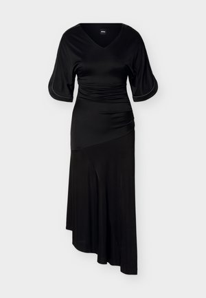 Μαύρο μίντι φόρεμα με V λαιμόκοψη, ζώνη με ραβδώσεις στη μέση, φαρδιές μανίκια μέχρι τον αγκώνα και ασύμμετρο τελείωμα.