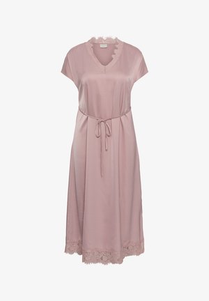 Világos rózsaszín, térdig érő szatén ruha rövid ujjakkal, V-nyakú, csipkebetéttel és vékony derékszíjjal.