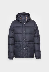 Chaqueta de plumas marina con capucha, botones a presión plateados, dos bolsillos frontales y ajustes con cordón para un ajuste ceñido. Textura suave y acolchada.