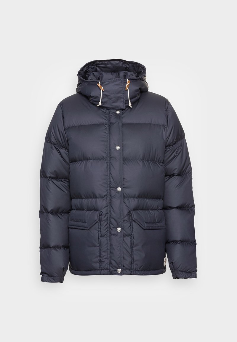 Chaqueta de plumas marina con capucha, botones a presión plateados, dos bolsillos frontales y ajustes con cordón para un ajuste ceñido. Textura suave y acolchada.