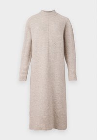 Abito lavorato a maglia beige chiaro con colletto alto, maniche lunghe, polsini a coste e silhouette dritta, caratterizzato da una cucitura centrale e tasche laterali.