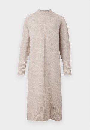 Robe tricotée beige clair avec un col montant, des manches longues, des poignets côtelés et une silhouette droite, présentant une couture centrale et des poches latérales.