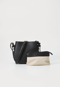 Borsa a secchiello nera in pelle con tracolla regolabile e una piccola pochette beige con motivo a spina di pesce, dotata di una parte superiore con zip nera.