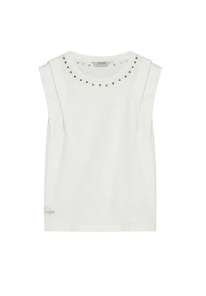 Top blanco sin mangas con hombreras acolchadas y adornos de tachuelas doradas alrededor del escote redondo y el dobladillo inferior izquierdo.