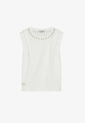 Top blanco sin mangas con hombreras acolchadas y adornos de tachuelas doradas alrededor del escote redondo y el dobladillo inferior izquierdo.