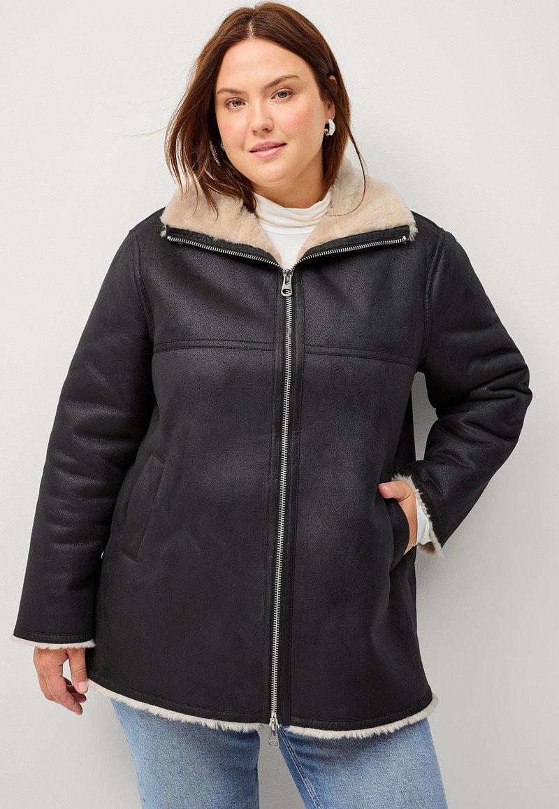 Zwarte faux leren jacket met een beige schapenvacht kraag en afwerking. Voorzien van een ritssluiting aan de voorkant en zijzakken, met een ontspannen pasvorm.