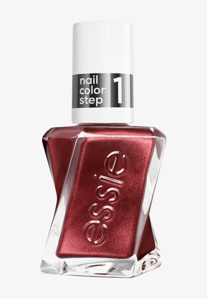 Flacon de vernis à ongles métallique rouge avec verre carré torsadé et bouchon blanc portant l'inscription « couleur d'ongle étape 1 » de la marque Essie.
