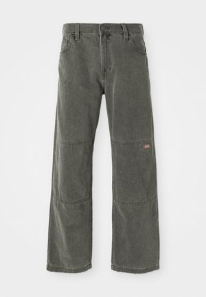 Calças largas de cor cinza-escuro, feitas de tecido durável, com remendos nos joelhos, um fecho frontal clássico com botão e detalhes cosidos.