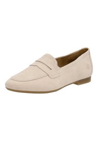 Mocassini in suede beige con suola piatta, caratterizzati da una punta cucita a mocassino e una fascia decorativa sul collo del piede.