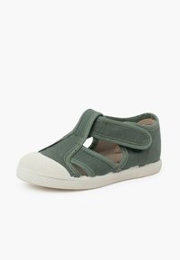 Grüner Leinenschuh mit Klettverschluss, offenen Seiten und weißer Gummikappe. Verfügt über ein strukturiertes Obermaterial und eine gepolsterte Sohle.