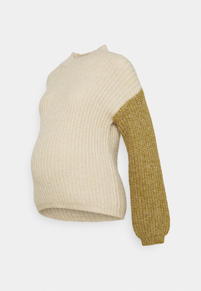 Pull de maternité en maille épaisse avec corps crème et manches longues vert olive, avec texture côtelée et col montant.
