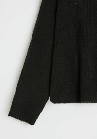 Czarny sweter z dzianiny o teksturowej powierzchni, luźnym kroju i długich rękawach. Miękki materiał, prążkowane mankiety i wykończenie u dołu.