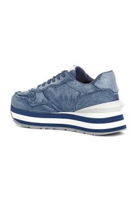 Baskets en denim avec un bout arrondi, un collier rembourré et une semelle intermédiaire épaisse rayée blanche et marine. Partie supérieure en denim texturé avec des coutures contrastées.