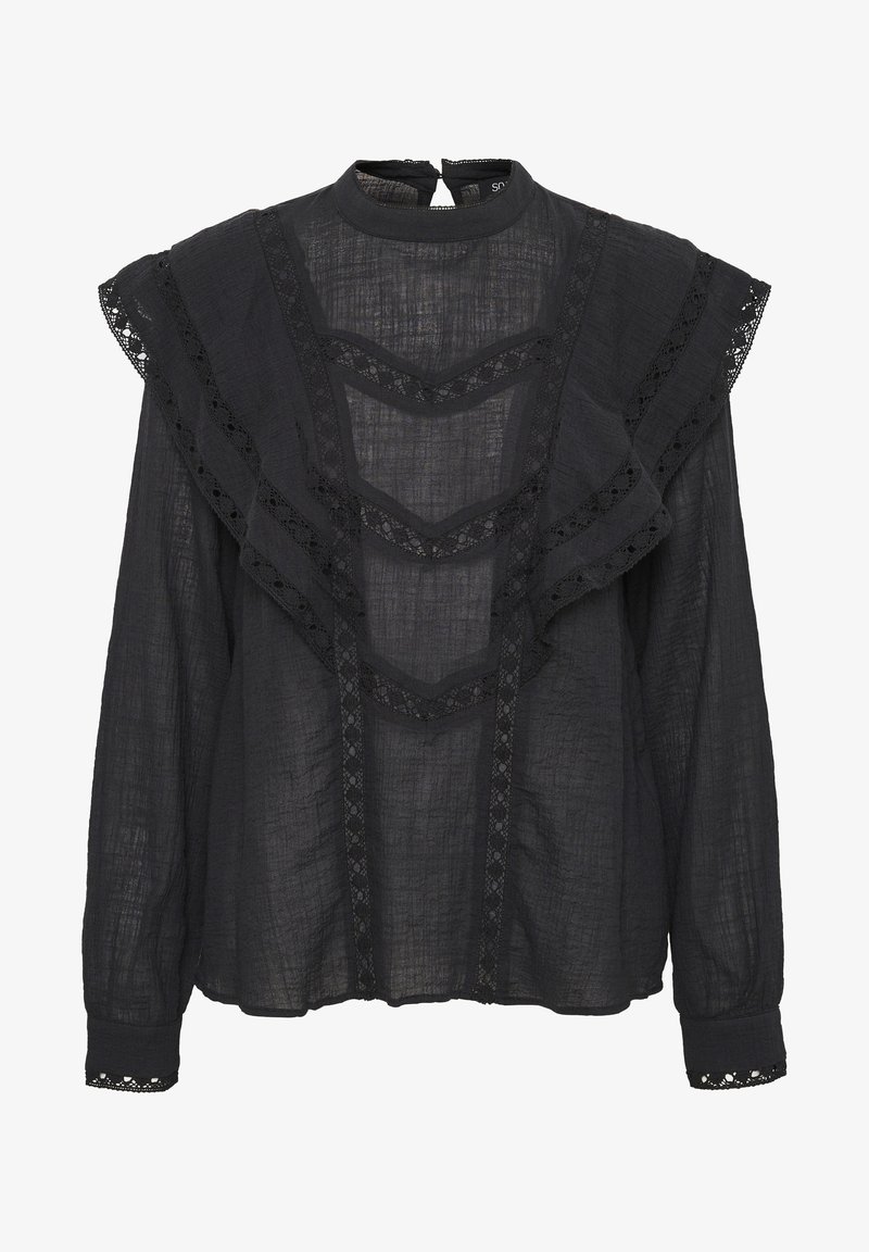 Blouse noire à manches longues en tissu transparent. Elle présente des accents à volants le long des épaules, une bordure en dentelle délicate et un col montant.