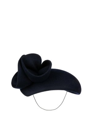 Schwarzer Samt-Fascinator-Hut mit großer gefalteter Schleifenverzierung und dünnem Kinnriemen.