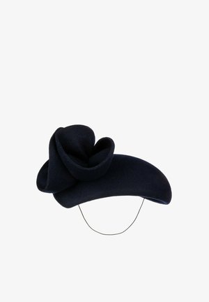 Schwarzer Samt-Fascinator-Hut mit großer gefalteter Schleifenverzierung und dünnem Kinnriemen.