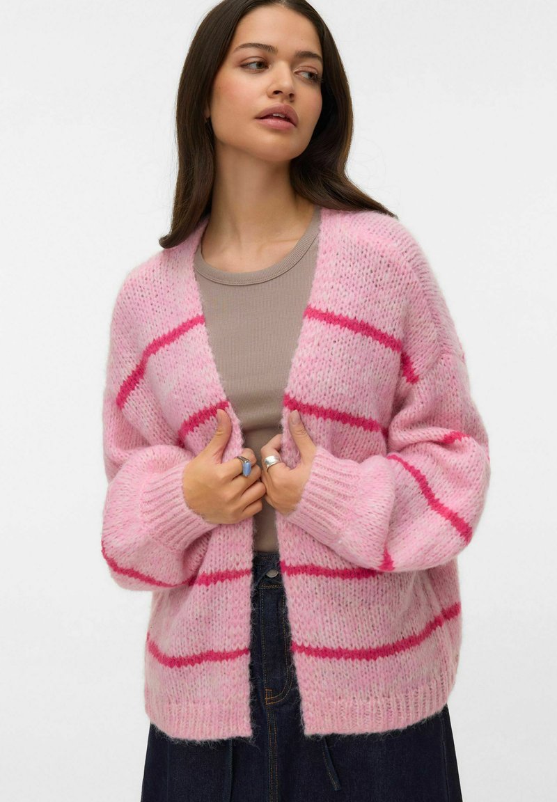 Ροζ ριγέ ζακέτα κατασκευασμένη από μαλακό, αφράτο ύφασμα με άνετη εφαρμογή, διαθέτει φαρδύ ριμπ τελείωμα και χαλαρά μανίκια.