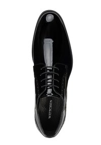 Zapato de charol negro con un acabado suave, diseño de cordones, punta redondeada y un sutil detalle de costura. Nombre de la marca "WITTCHEN" visible en el interior.