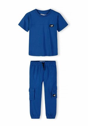 Niebieski t-shirt z krótkim rękawem, z małym logo na piersi oraz dopasowane niebieskie spodnie typu cargo z elastycznymi mankietami i naszywką z logo na lewym kieszeni.
