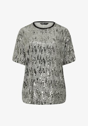 Haut à manches courtes en paillettes argentées avec un col rond et une bordure noire. Présente une surface texturée avec un placement varié des paillettes.