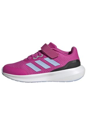 Zapatilla deportiva rosa con una parte superior de malla texturizada, acentos de color azul claro y un talón negro. Presenta un cierre de cordones en la parte frontal y una correa de Velcro.
