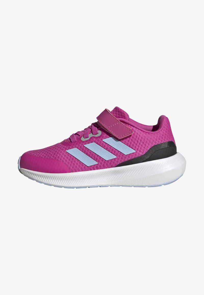 Zapatilla deportiva rosa con una parte superior de malla texturizada, acentos de color azul claro y un talón negro. Presenta un cierre de cordones en la parte frontal y una correa de Velcro.