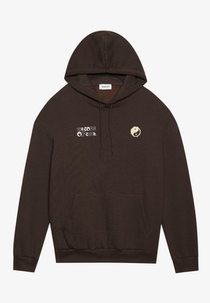 Bruine hoodie met een voorste kangoeroezak, tekstontwerp "THE CODE OF COOL" en een kleine yin-yang graphic op de borst.